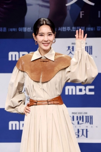배우 오현경이 10일 서울 마포구 MBC 골든마우스홀에서 열린 MBC 새 일일드라마 ‘첫 번째 남자’ 제작발표회에서 포즈를 취하고 있다. 2025.12.10 <br>연합뉴스