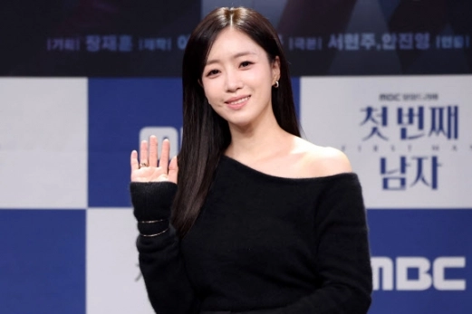 배우 함은정이 10일 서울 마포구 MBC 골든마우스홀에서 열린 MBC 새 일일드라마 ‘첫 번째 남자’ 제작발표회에서 포즈를 취하고 있다. 2025.12.10 <br>연합뉴스