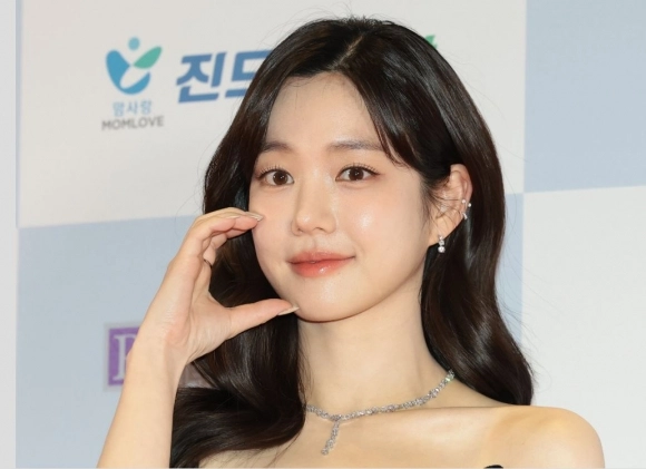 이유비, 데뷔 후 첫 영화제 MC