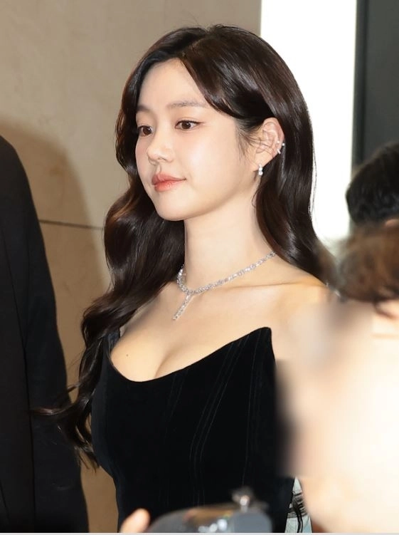 이유비, 과감하게 드러넨 어깨라인
