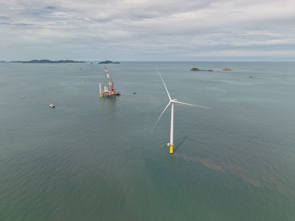 10일 전남 영광군에 있는 국내 최대 규모 해상풍력발전단지인 낙월해상풍력의 발전기 1호기가 가동되고 있다. 명운산업개발은 내년 6월까지 총 64기의 발전기를 설치하겠다는 계획을 밝혔다. 명운산업개발 제공