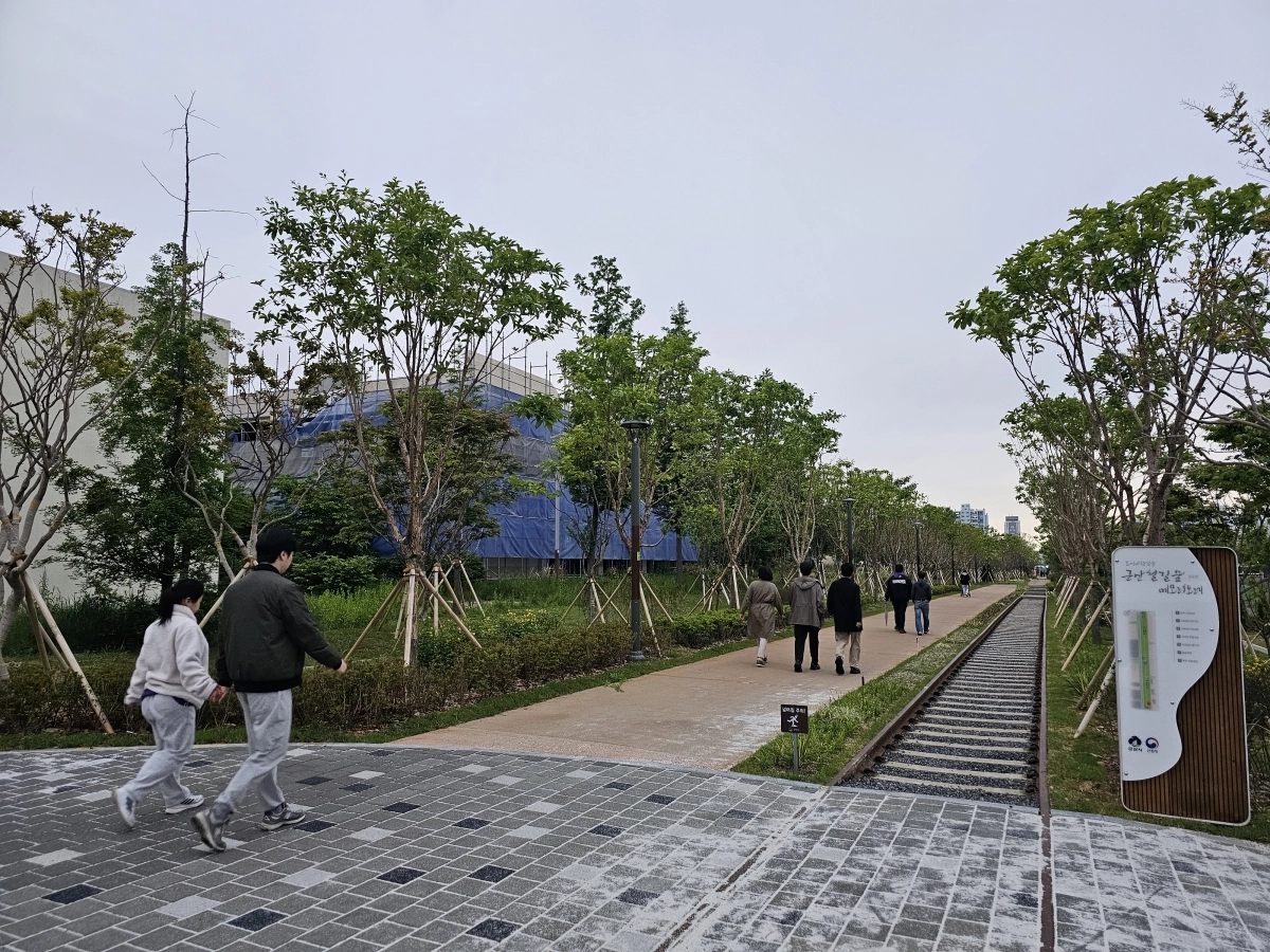 전북 군산시 폐선부지 2.6㎞ 구간에 조성된 군산 철길숲. 군산시 제공