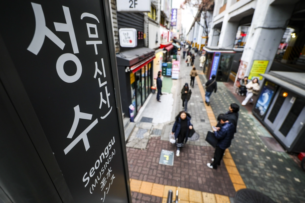 “이번 역은 성수, 무신사역입니다”