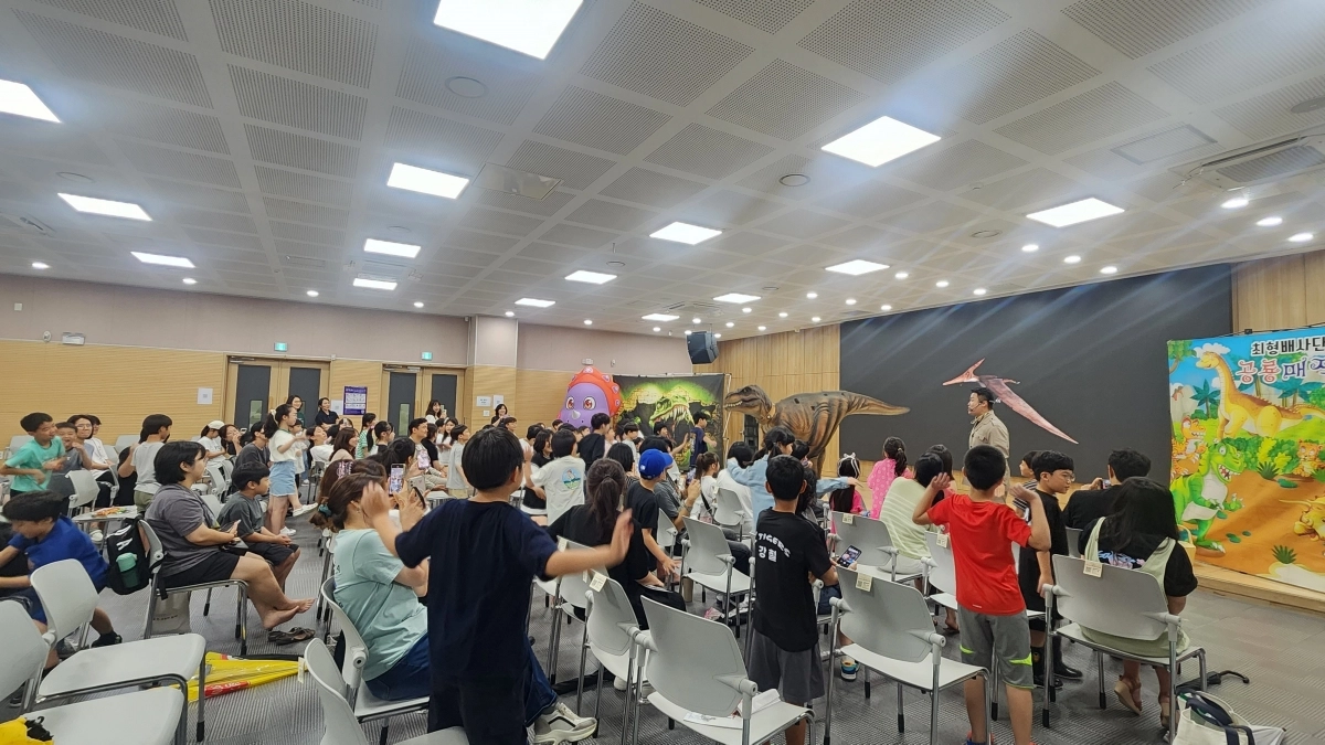 지난 8월 13일 서울 영등포구청 별관에서 100여명이 참가한 가운데 ‘원더매직의 공룡 매직쇼’가 열리고 있다. 영등포구 제공