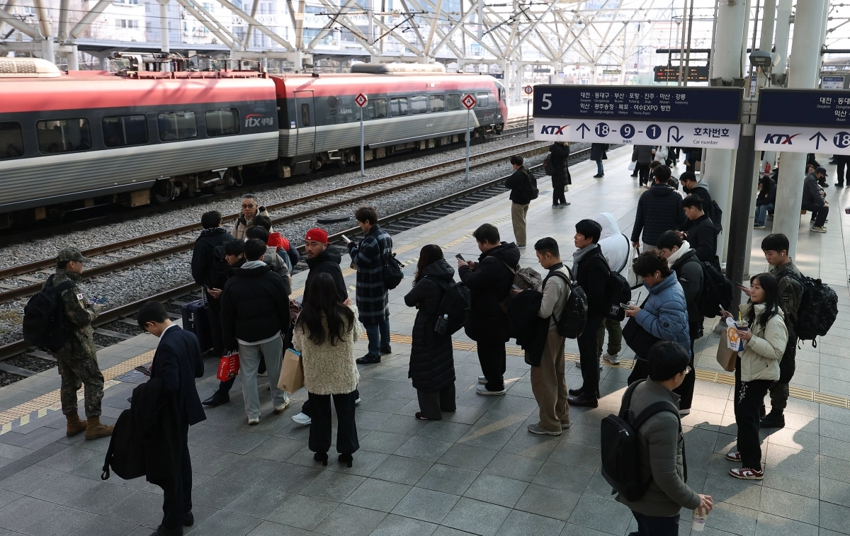 전국철도노동조합(철도노조)이 11일 파업을 예고한 가운데 10일 서울역에서 시민들이 열차를 기다리고 있다. 연합뉴스