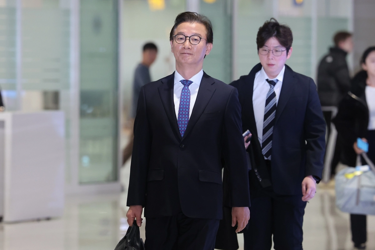 전재수 해양수산부 장관이 11일 ‘유엔해양총회’ 유치 활동을 마치고 귀국하고 있다. 2025.12.11 연합뉴스