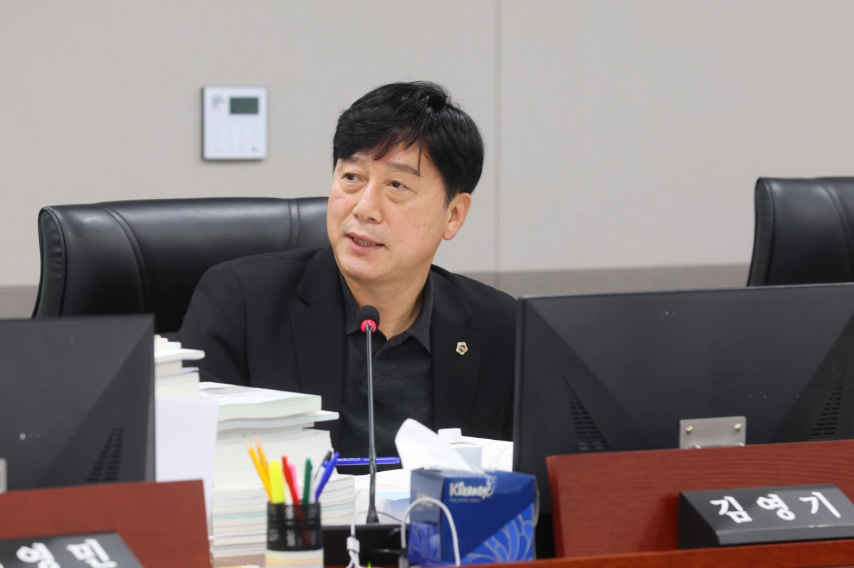 김영기 의원이 10일 예산결산특별위원회에서 질의하고 있다.(사진=경기도의회)