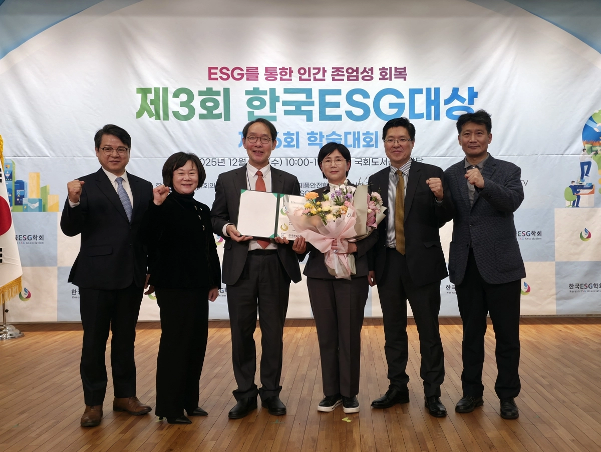 지난 10일 국회도서관에서 열린 ‘제3회 한국ESG대상’ 수상식에서 지자체(지방의회 포함) 부문 ESG 대상을 받은 이선희 의원(오른쪽 세 번째). 이선의 의원실 제공