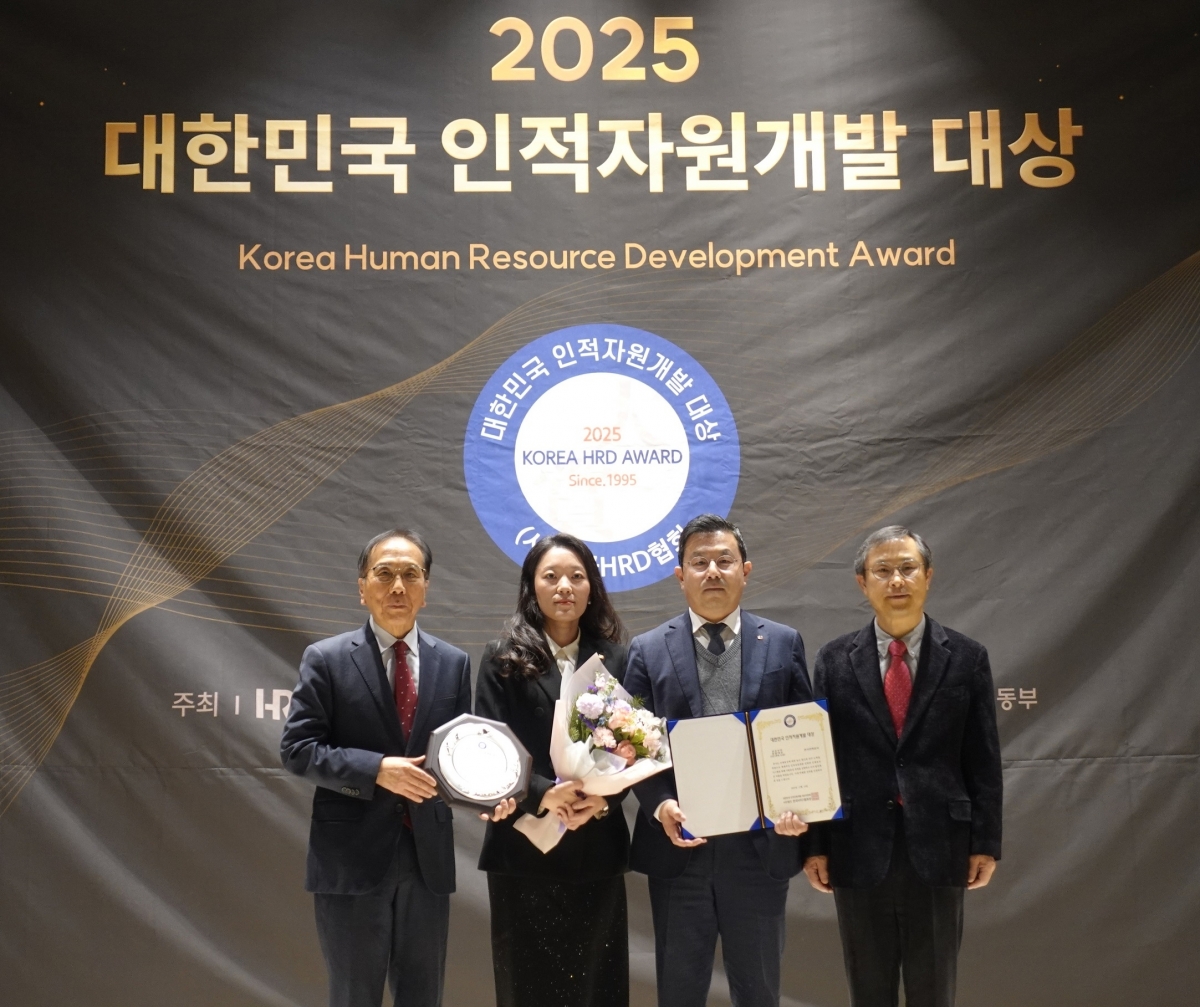 한국전력이 지난 10일 한국HRD협회가 주관하는 ‘제30회 대한민국 인적자원개발 대상’ 시상식에서 2년 연속 종합대상을 받았다. 왼쪽부터 김종표 한국평생교육총연합회 회장, 탁경민 한전 인사처 차장, 이정호 한전 인사처 부장, 엄준하 한국HRD협회 회장. 한국전력 제공