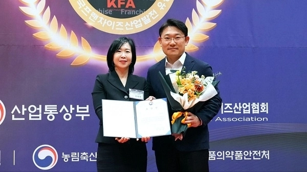 백소정이 지난 5일 코엑스 그랜드볼룸에서 산자부 장관 표창을 수상했다. (사진=㈜씨앤비)