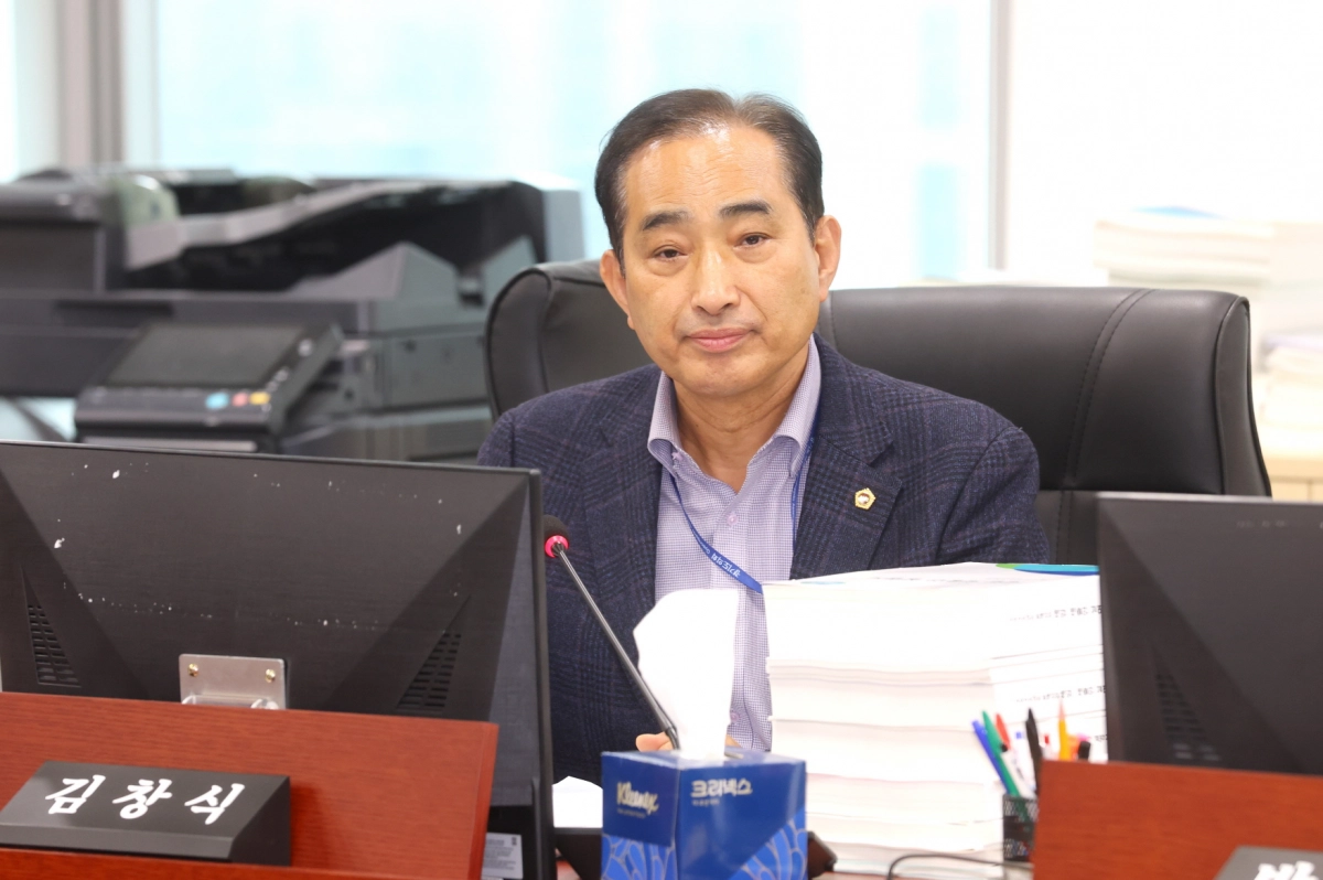 김창식 의원이 10일 예산결산특별위원회에서 질의하고 있다.(사진=경기도의회)