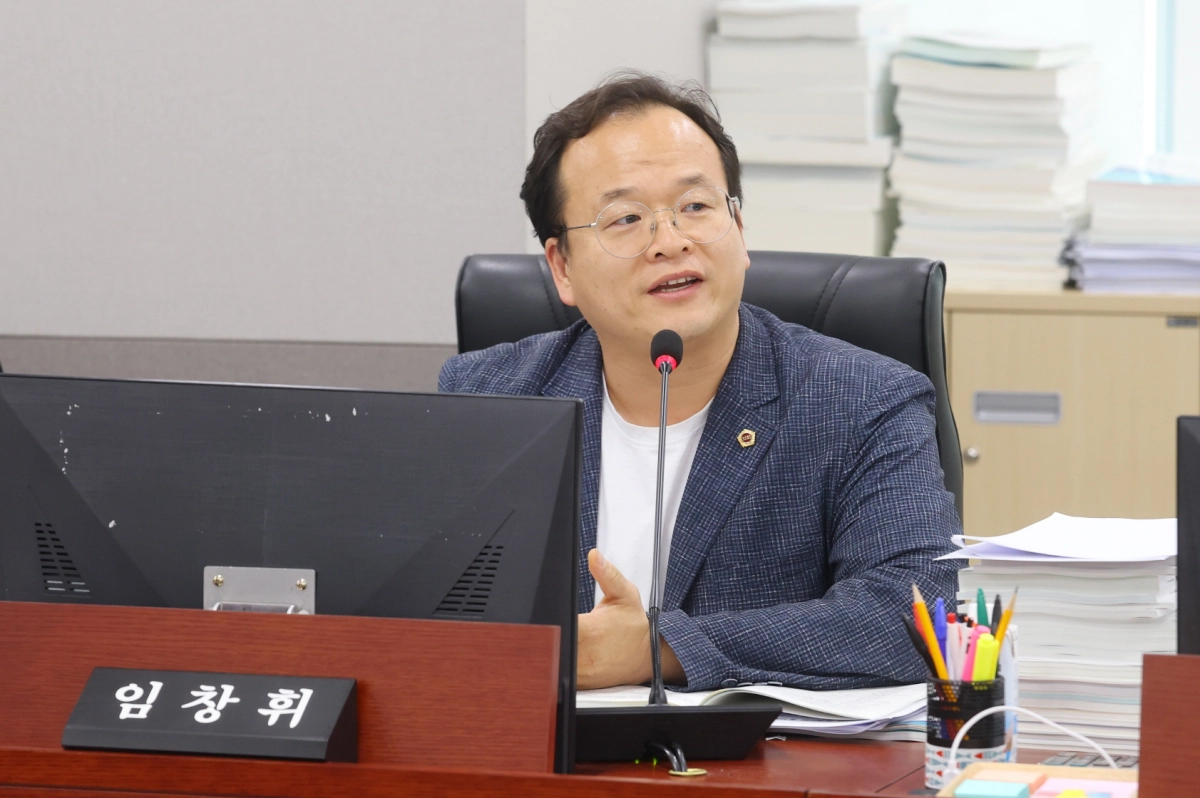 임창휘 의원이 10일 2026년도 본예산 심사에서 질의하고 있다.(사진=경기도의회)