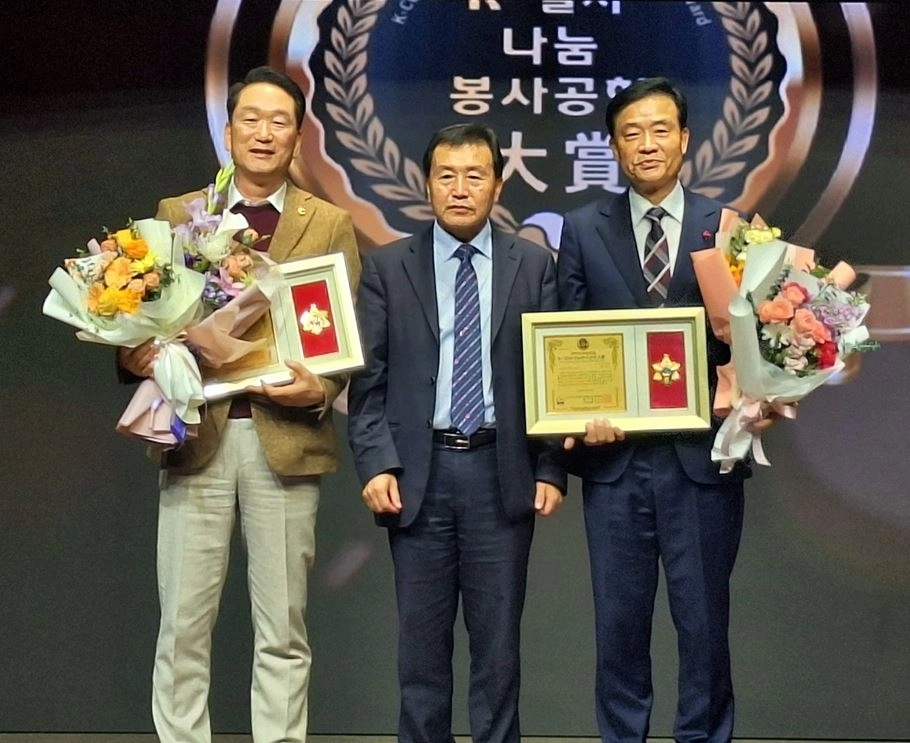 지난 10일 ‘2025 제6회 대한민국을 빛낸 K-컬처나눔봉사공헌대상’ 시상식에서 ‘의정활동 나눔봉사공헌대상’을 수상한 김태수 위원장(왼쪽 첫 번째)과  이승로 성북구청장(오른쪽 첫 번째)