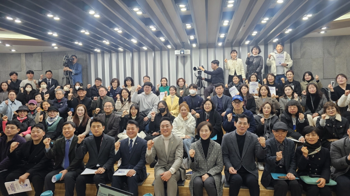 10일, ‘지역인재 육성과 미래교육 거점도시 전략 -경기북부 교육명문도시, 의정부의 재도약’정책토론회에서 좌장을 맡은 오석규 의원이 참석자들과 기념촬영을 하고 있다.(사진=경기도의회)