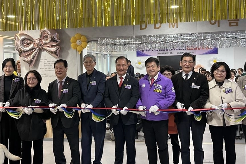 지난 10일 열린 장애인통합지원센터 리모델링 준공식에 참석한 이병윤 위원장(오른쪽에서 네 번째)