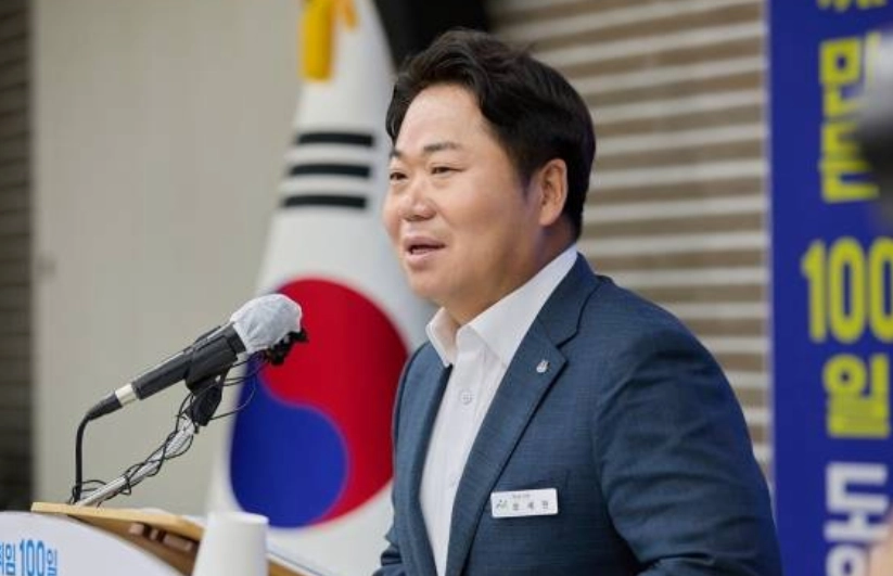 취임 100일 기자회견을 하는 오세현 충남 아산시장. 서울신문DB