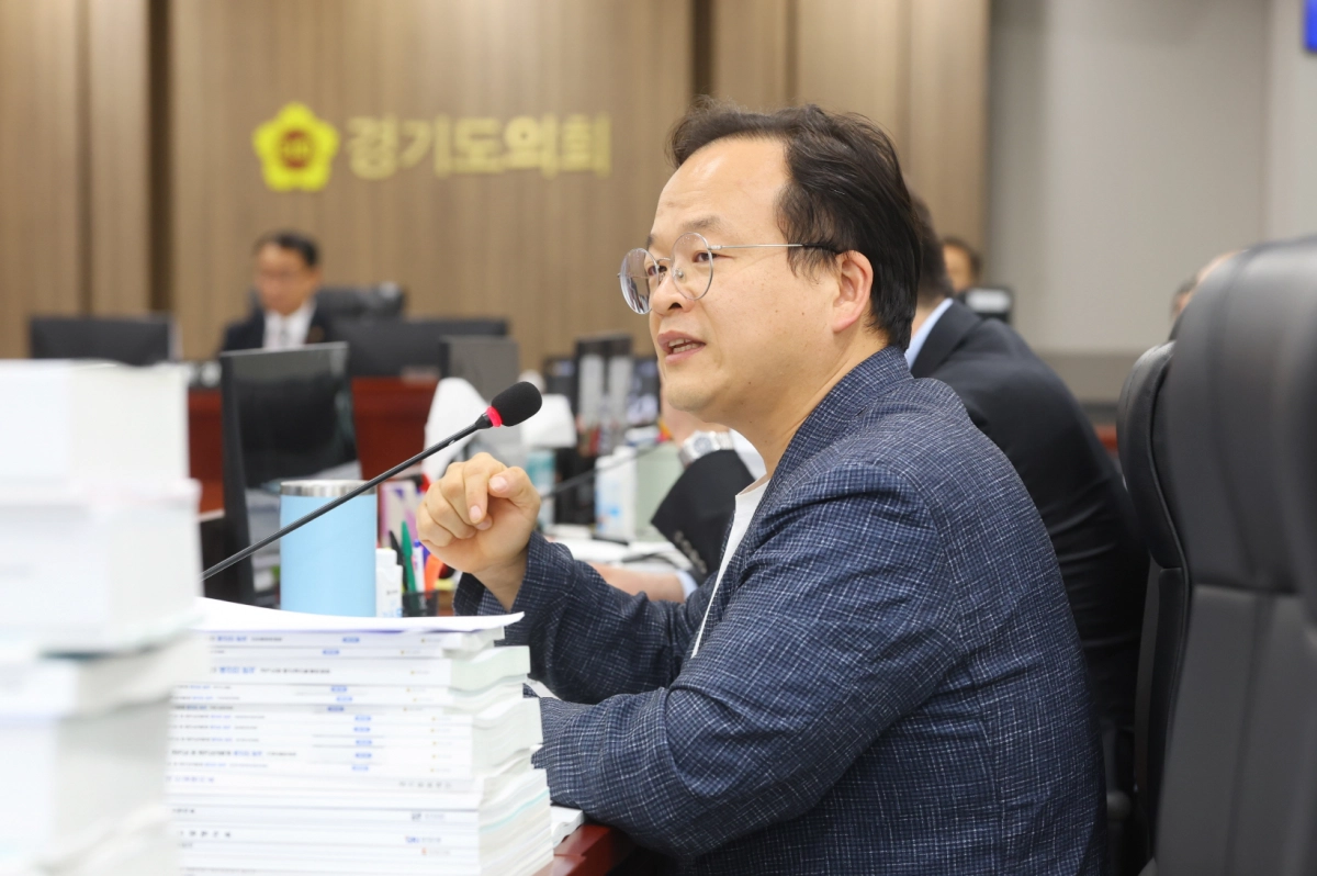 임창휘 의원이 10일 교통국 대상 2026년도 본예산 심사에서 질의하고 있다.(사진=경기도의회)