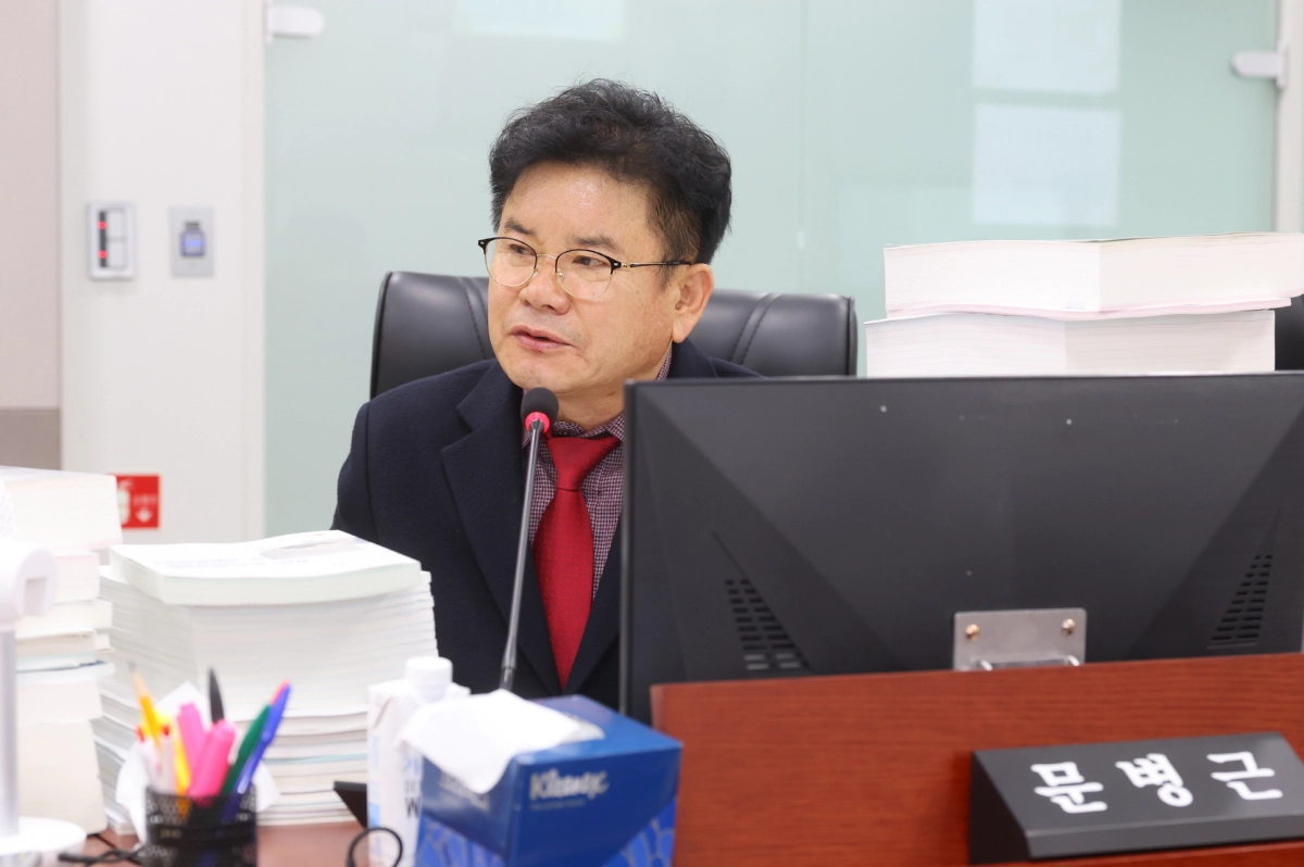 문병근 의원이 10일 예산결산특별위원회 건설교통위원회 소관 예산심사에서  질의하고 있다.(사진=경기도의회)