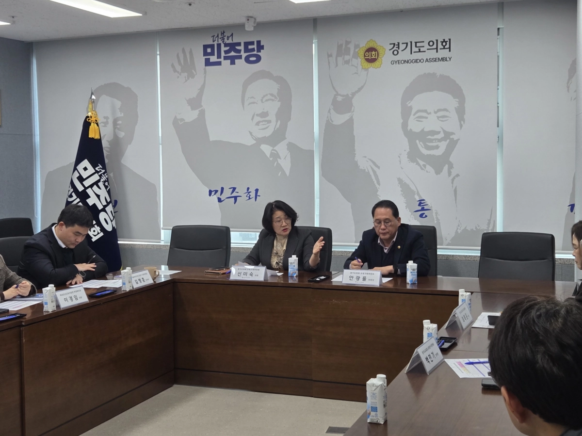 신미숙 의원이 동탄지역 중학교의 ‘과밀학급 해소 긴급 간담회’를 열고 관계자들과 해법 을 모색하고 있다.(사진=경기도의회)