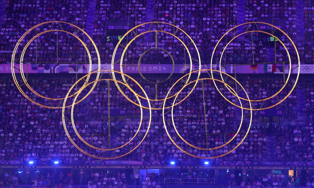 지난해 8월 12일(한국시간) 프랑스 생드니 스타드 드 프랑스에서 열린 2024 파리올림픽 폐회식에서 고대를 거쳐 근대에서 재탄생한 올림픽링이 경기장 위로 모습을 드러내고 있다. 파리 연합뉴스