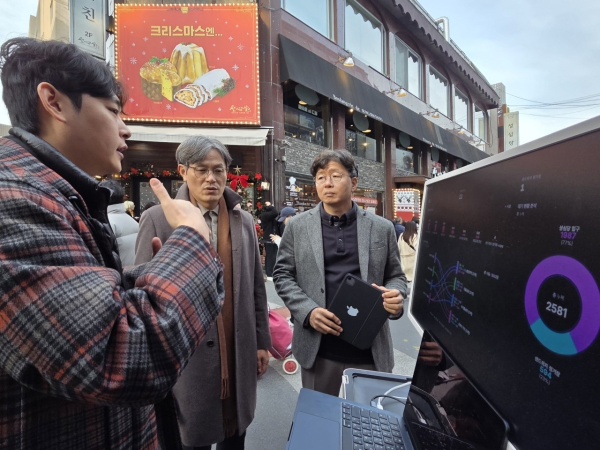 대전시 중구청 공무원과 기업 관계자들이 10일 성심당 본점 앞에서 ‘라이다 기반 유동 인구 분석’ 상황을 살펴보고 있다. 중구청 제공