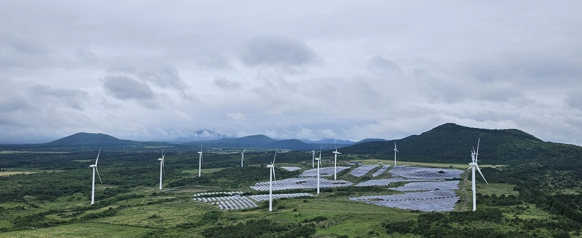 서귀포시 표선면 가시리 풍력발전단지와 태양광시설의 모습. 제주 강동삼 기자