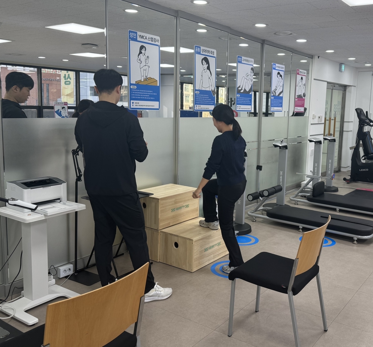서울 송파구 신청동에 위치한 송파구보건소에 지난 10일 문을 연 ‘서울체력9988 송파구보건소 체력인증센터’에서 주민이 체력측정을 하고 있다. 송파구 제공