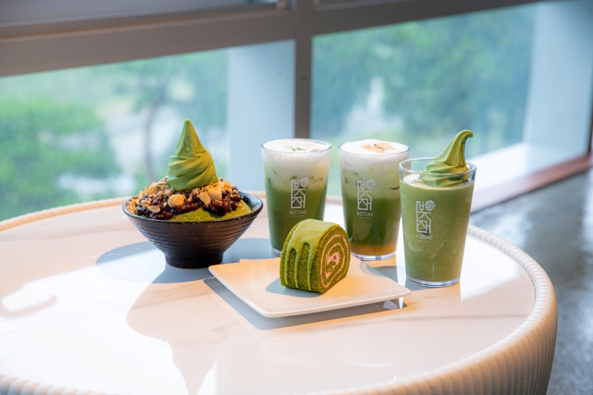 봇재 ‘그린다향’ 카페에서 판매하는 보성 말차 제품 모습. 슈퍼말차 롤케이크, 그린다향의 말차빙수(여름시즌메뉴), 말차라테.