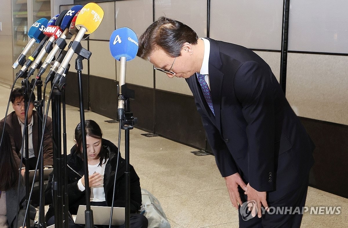 전재수 해양수산부 장관이 11일 ‘유엔해양총회’ 유치 활동을 마치고 귀국해 인천공항에서 입장을 밝힌 뒤 사의를 표명했다. 2025.12.11