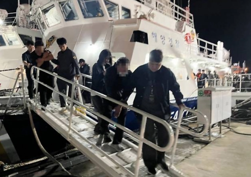 충남 태안 해역을 통해 밀입국하려던 중국 국적 8명이 경찰에 붙잡혀 연행되고 있다. 서울신문DB