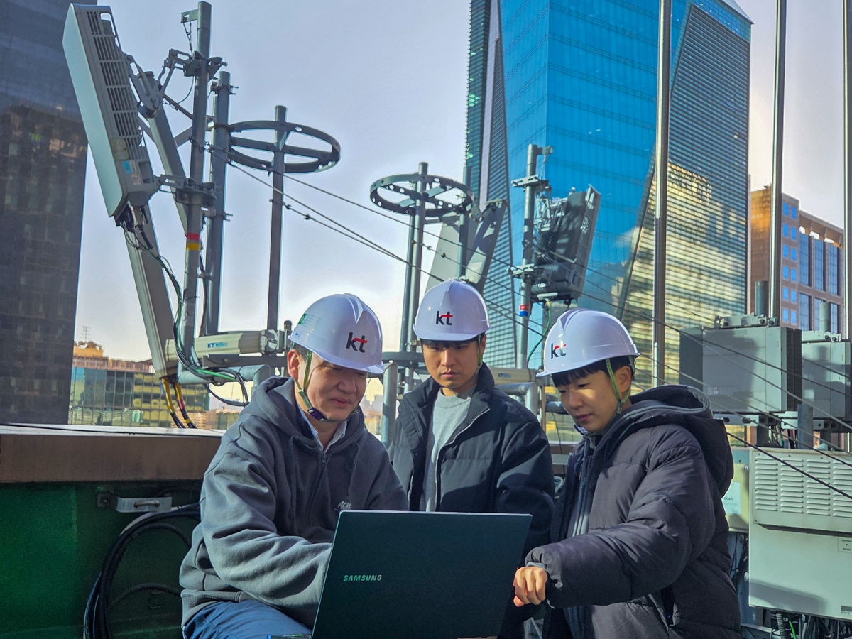 KT-삼성전자 직원들이 AI-RAN 검증 작업을 진행하는 모습. KT 제공