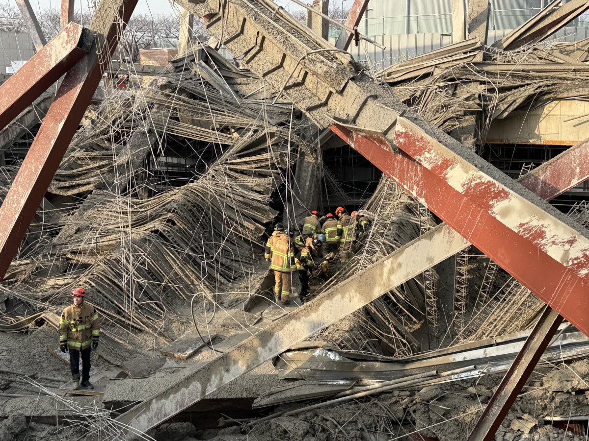 11일 오후 1시 58분쯤 광주 서구 치평동 광주대표도서관 공사 현장에서 레미콘 타설 중 붕괴 사고가 발생해 4명(추정)이 매몰됐다. 소방당국이 구조작업을 하고 있다. 뉴스1제공