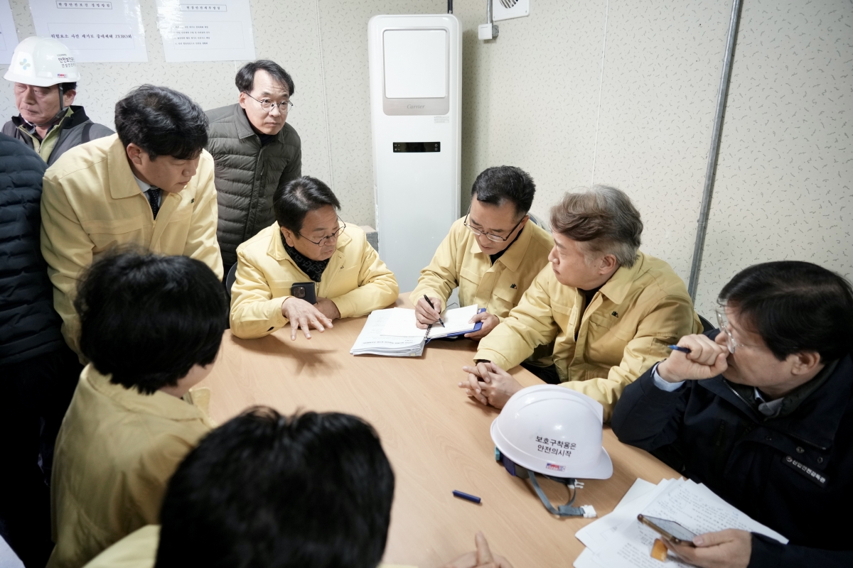 강기정 광주시장이 11일 사고 현장에 지역재난대책본부를 설치하고 매몰자 구조방안을 논의하고 있다. 광주광역시 제공