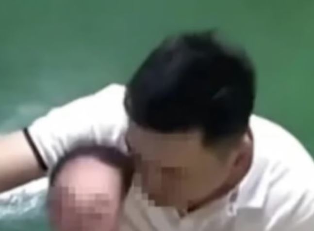 종이로 제작한 얼굴 가면을 쓰고 대리 출근을 시도하는 직원의 모습. 163.com