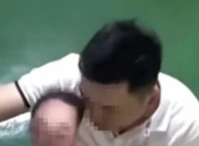 종이로 제작한 얼굴 가면을 쓰고 대리 출근을 시도하는 직원의 모습. 163.com