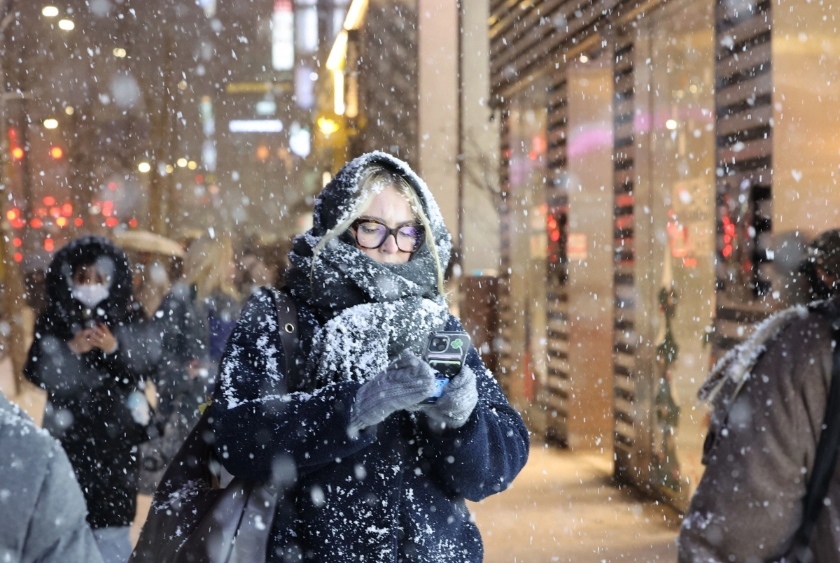 지난 4일 서울 마포구 홍대 인근의 거리에서 한 외국인이 눈을 맞으며 걷고 있다. 연합뉴스