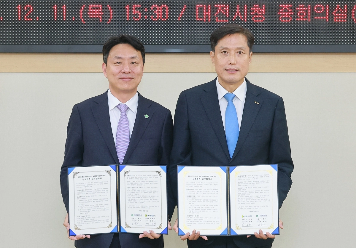 최성아(사진 왼쪽) 대전시 정무경제과학부시장과 박주선 기술보증기금 전무이사가 11일 대전시청에서 지역 중소·벤처기업의 실증 및 기술 금융 협력 지원을 위한 업무협약(MOU)을 체결했다. 대전시 제공