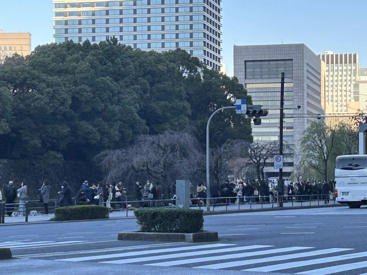 일본 고쿄(皇居·일 황궁) 내 매장 등에서 한정으로 판매되고 있는 ‘고쿄 지갑’을 구매하기 위해 줄을 서 있는 모습. 엑스(@9Qh1txXkbT6463) 캡처
