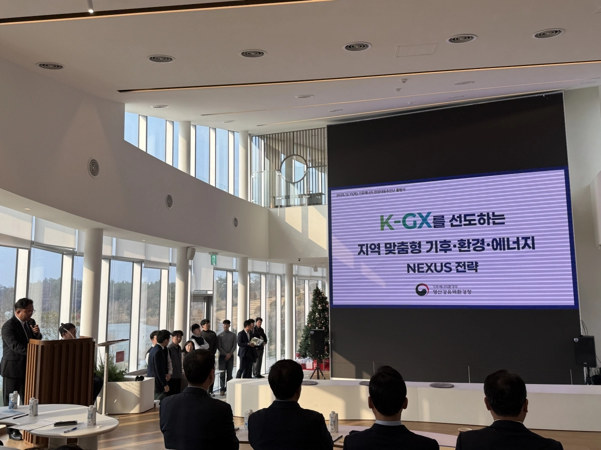 김영우 영산강유역환경청장이 11일 전남 해남군 솔라시도 산이정원에서 열린 ‘기후에너지 전담반(TF)’ 출범식 자리에서 현장 중심 대응 전략 계획을 설명하고 있다. (영산강유역환경청 제공)