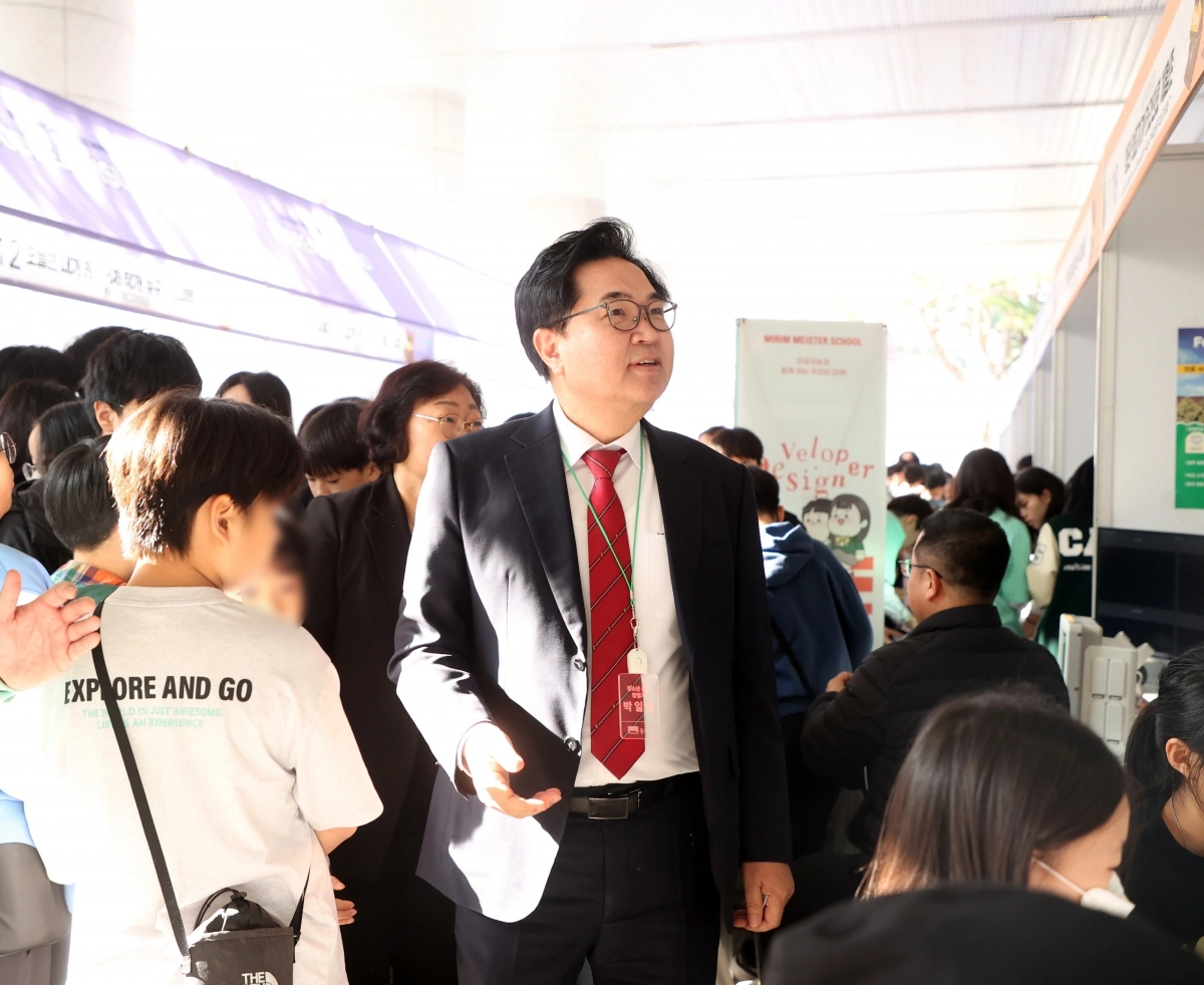 박일하 (가운데) 서울 동작구청장이 지난 11월 동작구청에서 열린 ‘청소년 진로박람회’에 참석해 부스를 둘러보고 있다.  동작구 제공