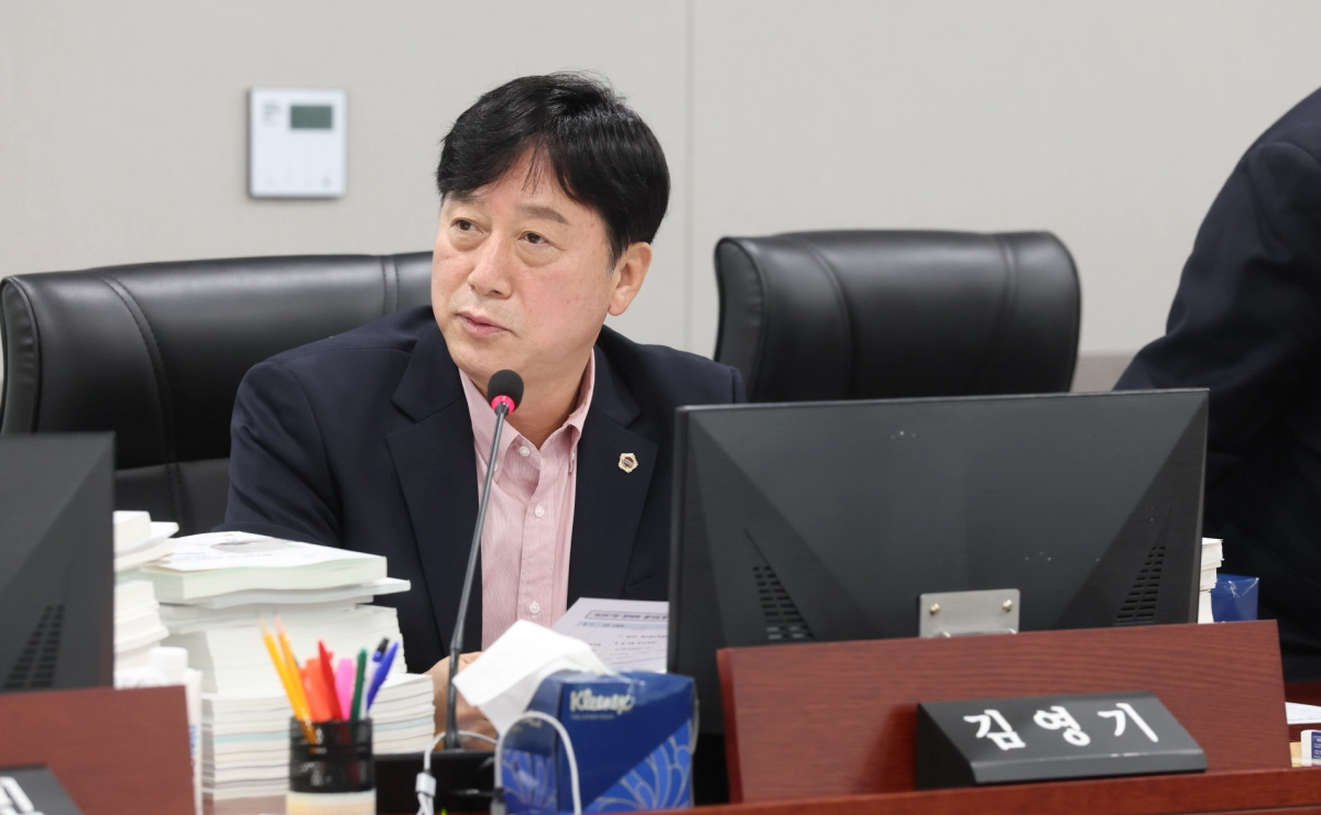 김영기 의원이 11일 도시주택실과 도시개발국 2026년 예산심사에서 질의하고 있다.(사진=경기도의회)