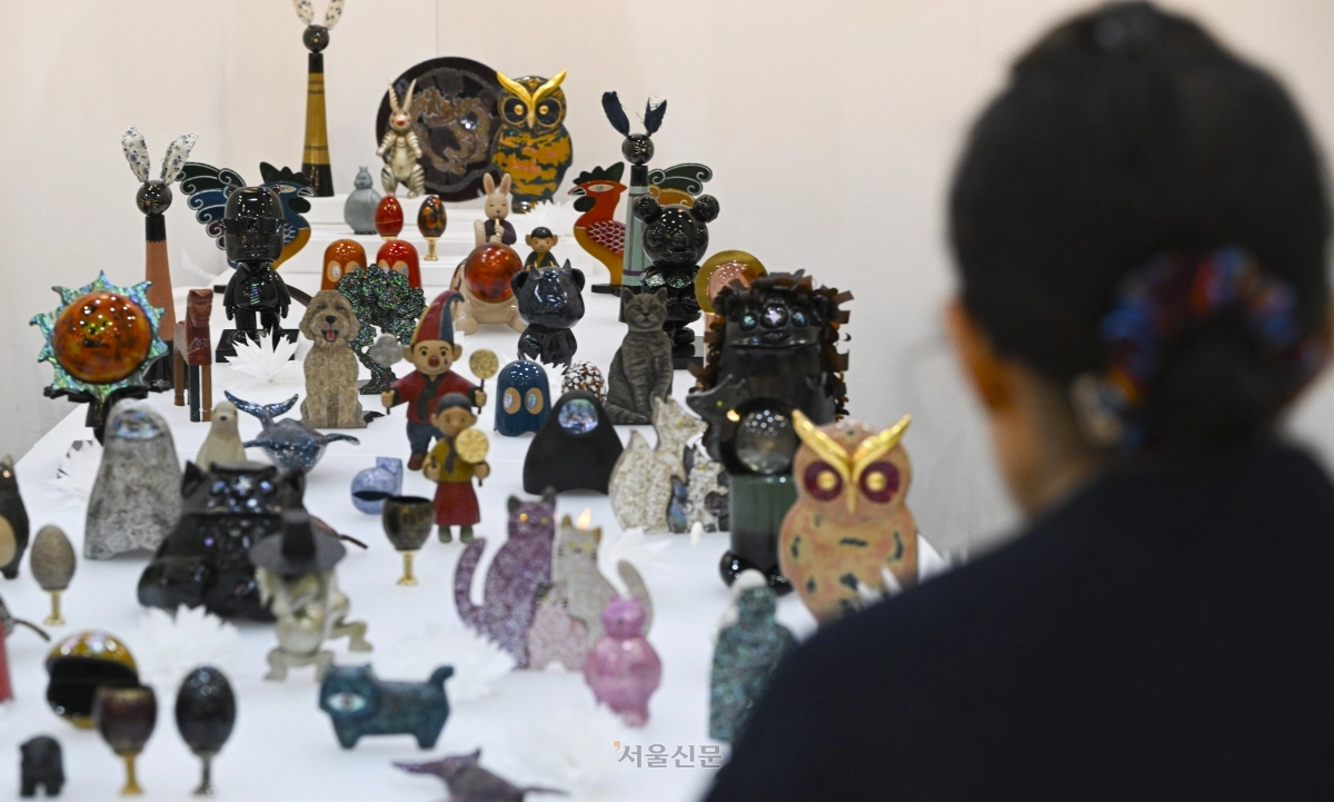 11일 서울 강남구 코엑스에서 열린 2025 공예트렌드페어를 찾은 한 참관객이 각종 공예품을 둘러보고 있다. 2006년 국제공예박람회로 시작해 올해 20주년을 맞이한 공예트렌드페어는 공예 문화의 대중화와 산업화를 선도하는 국내 최대 규모의 공예 박람회다. 이번 박람회는 오는 14일까지 진행된다. 2025.12.11 이지훈 기자