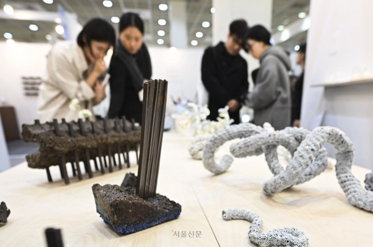 11일 서울 강남구 코엑스에서 열린 2025 공예트렌드페어를 찾은 참관객들이 각종 공예품 등 전시 품목을 둘러보고 있다. 2006년 국제공예박람회로 시작해 올해 20주년을 맞이한 공예트렌드페어는 공예 문화의 대중화와 산업화를 선도하는 국내 최대 규모의 공예 박람회다. 이번 박람회는 오는 14일까지 진행된다. 2025.12.11 이지훈 기자