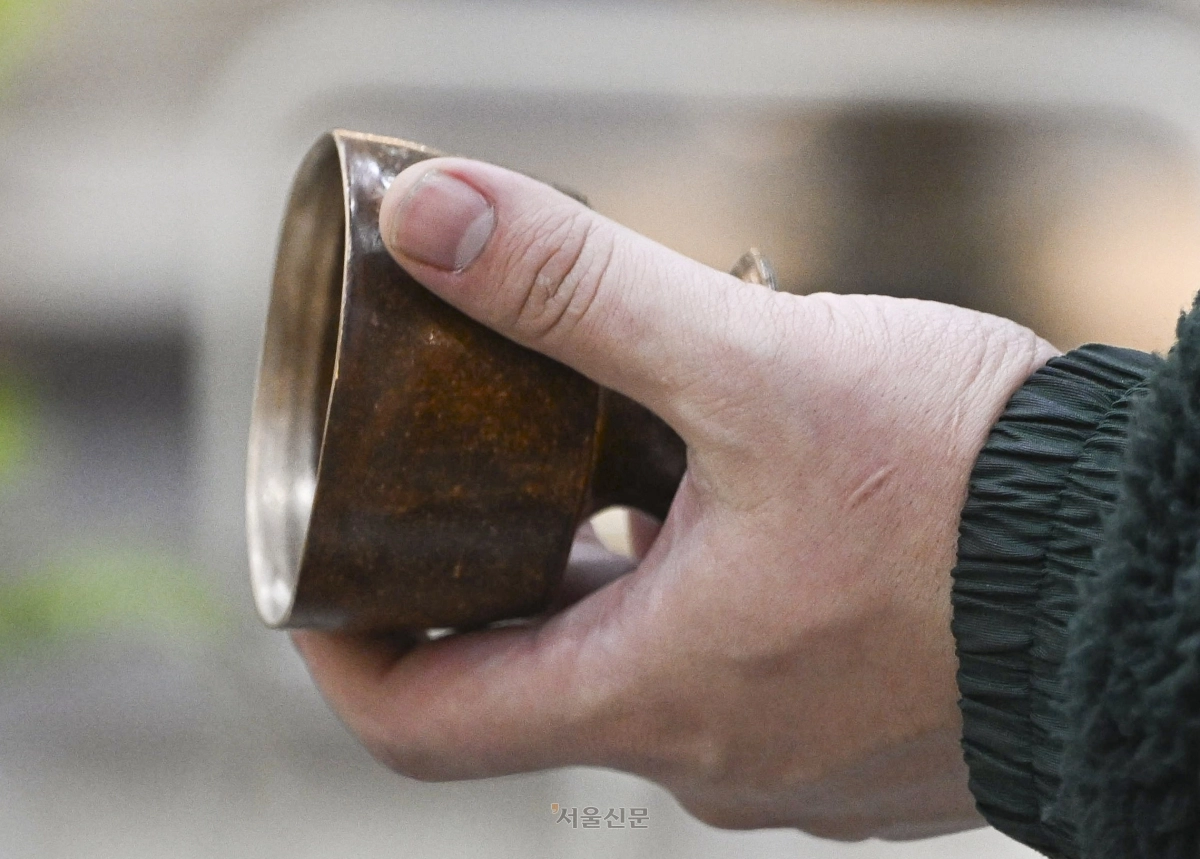 11일 서울 강남구 코엑스에서 열린 2025 공예트렌드페어를 찾은 한 참관객이 공예품을 만져보고 있다. 2006년 국제공예박람회로 시작해 올해 20주년을 맞이한 공예트렌드페어는 공예 문화의 대중화와 산업화를 선도하는 국내 최대 규모의 공예 박람회다. 이번 박람회는 오는 14일까지 진행된다. 2025.12.11 이지훈 기자