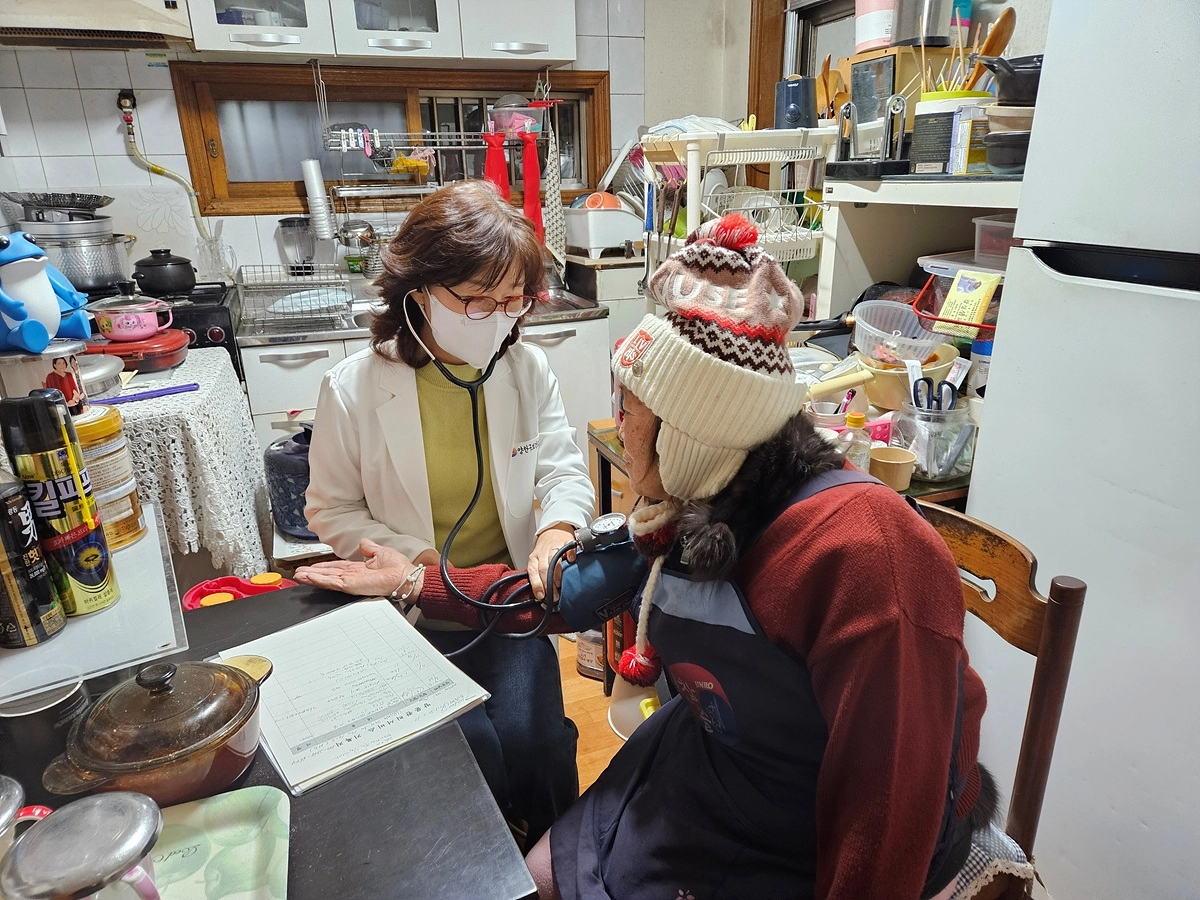 건강취약 어르신이 방문건강관리를 받고 있는 모습. 양천구 제공