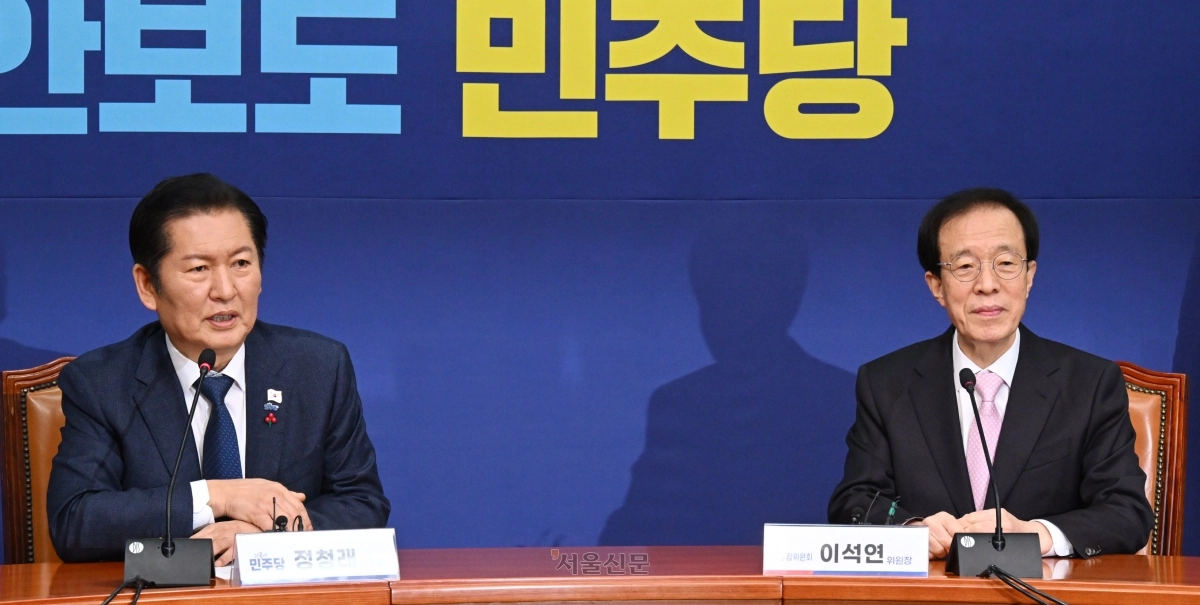 정청래(왼쪽) 더불어민주당 대표가 11일 국회에서 이석연 대통령 직속 국민통합위원회 위원장을  접견하고 있다.2025.12.11안주영 전문기자