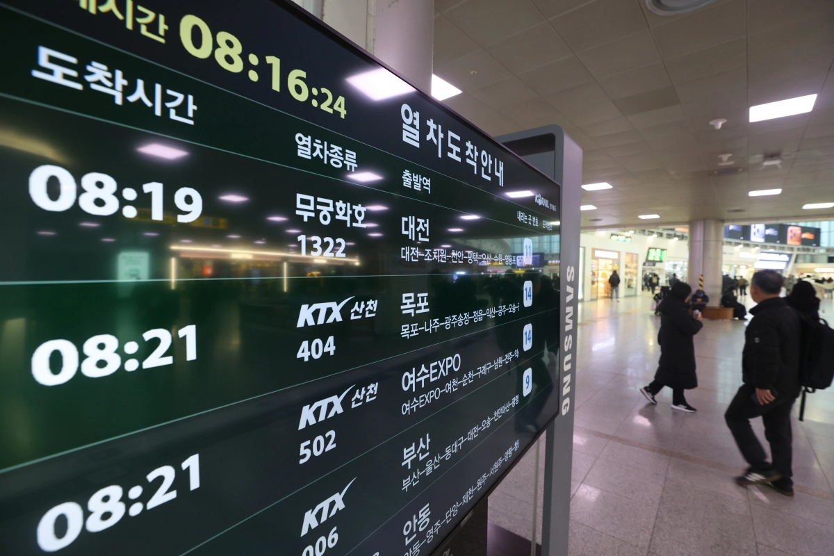 전국철도노동조합이 11일 예고한 파업을 유보하면서 열차가 정상 운행하고 있다. 열차 운행 정보가 표시된 서울역 전광판. 연합뉴스