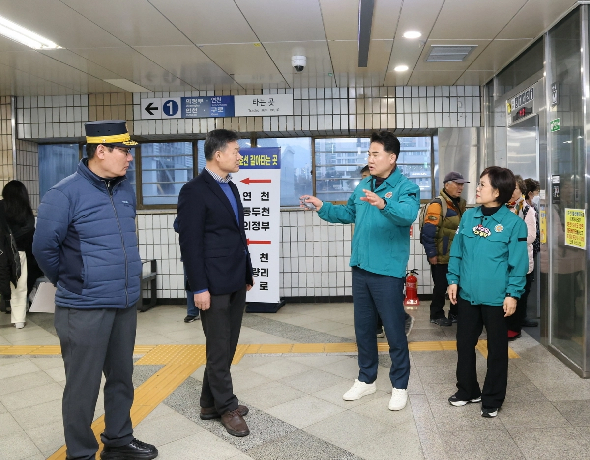 오언석 서울 도봉구청장이 지난 10일 창동역을 찾아 15일부터 운영될 창동역 내부 동-서 이동통로를 점검하고 관계자들과 대화를 나누고 있다
