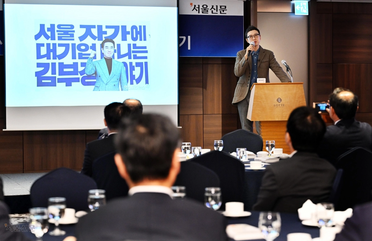 지난달 종영된 화제의 드라마 ‘서울 자가에 대기업 다니는 김 부장 이야기’의 원작 웹소설을 쓴 송희구 작가가 11일 서울 중구 롯데호텔에서 열린 ‘서울신문 광화문라운지’에서 강연하고 있다. 도준석 전문기자