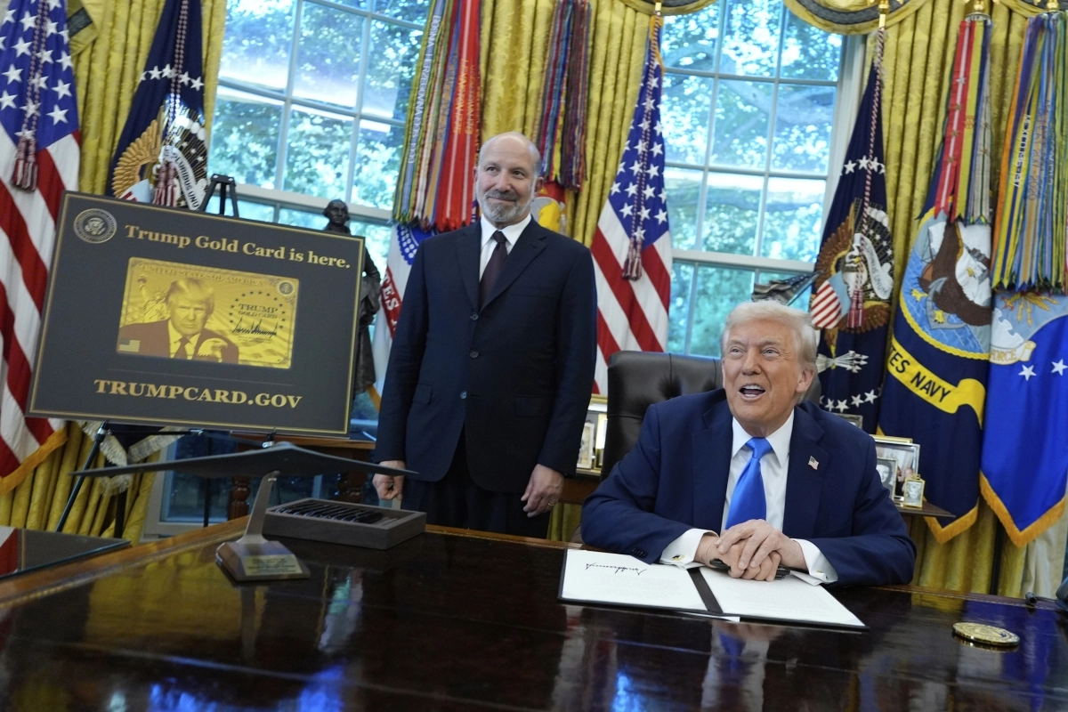 도널드 트럼프(오른쪽) 미국 대통령이 지난 9월 백악관 오벌 오피스에서 ‘트럼프 골드카드’ 포스터를 옆에 세워 두고 이에 대해 설명하고 있다. 왼쪽은 하워드 러트닉 미 상무장관. 워싱턴DC AP 연합뉴스